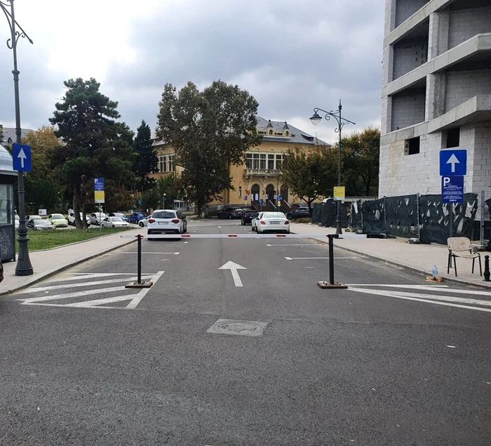 Strada V. Alecsandri a fost blocată cu o barieră foto: Cătălin Iacob