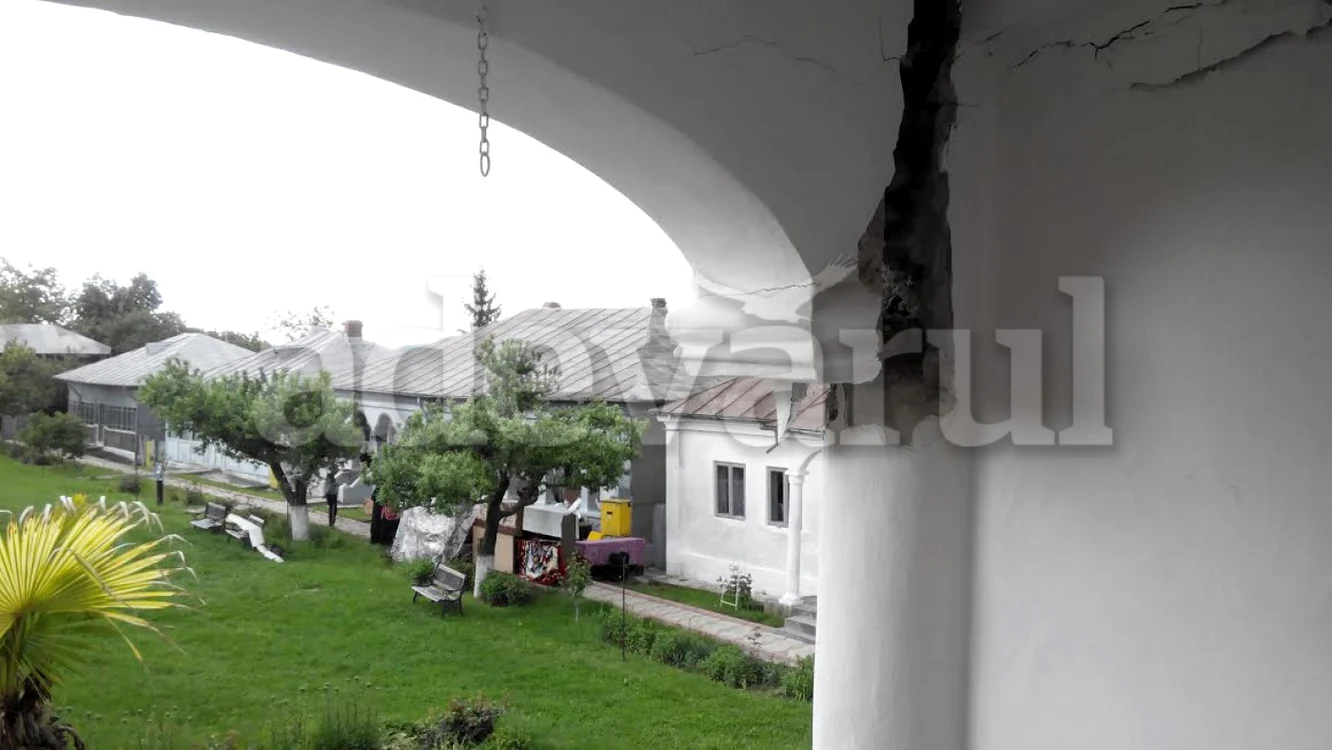 Cele 40 de măicuţe care slujeau la mânăstire au fost evacuate