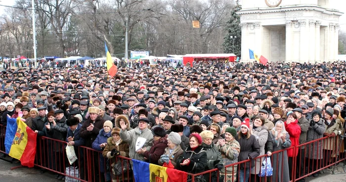 Câteva mii de persoane au manifestat la Chişinău pentru o coaliţie de centru-dreapta