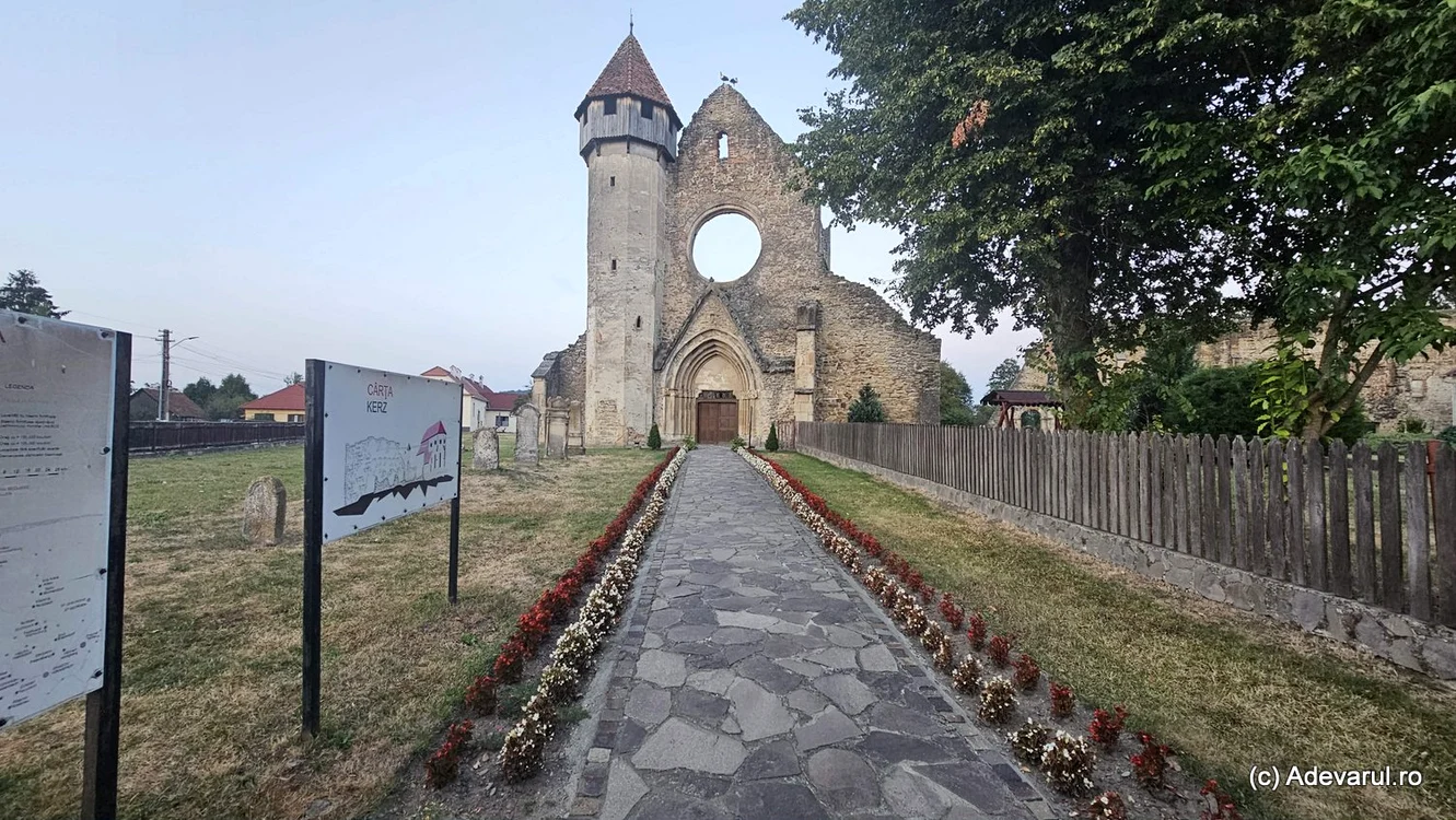 Mănăstirea Cârța datează de opt secole