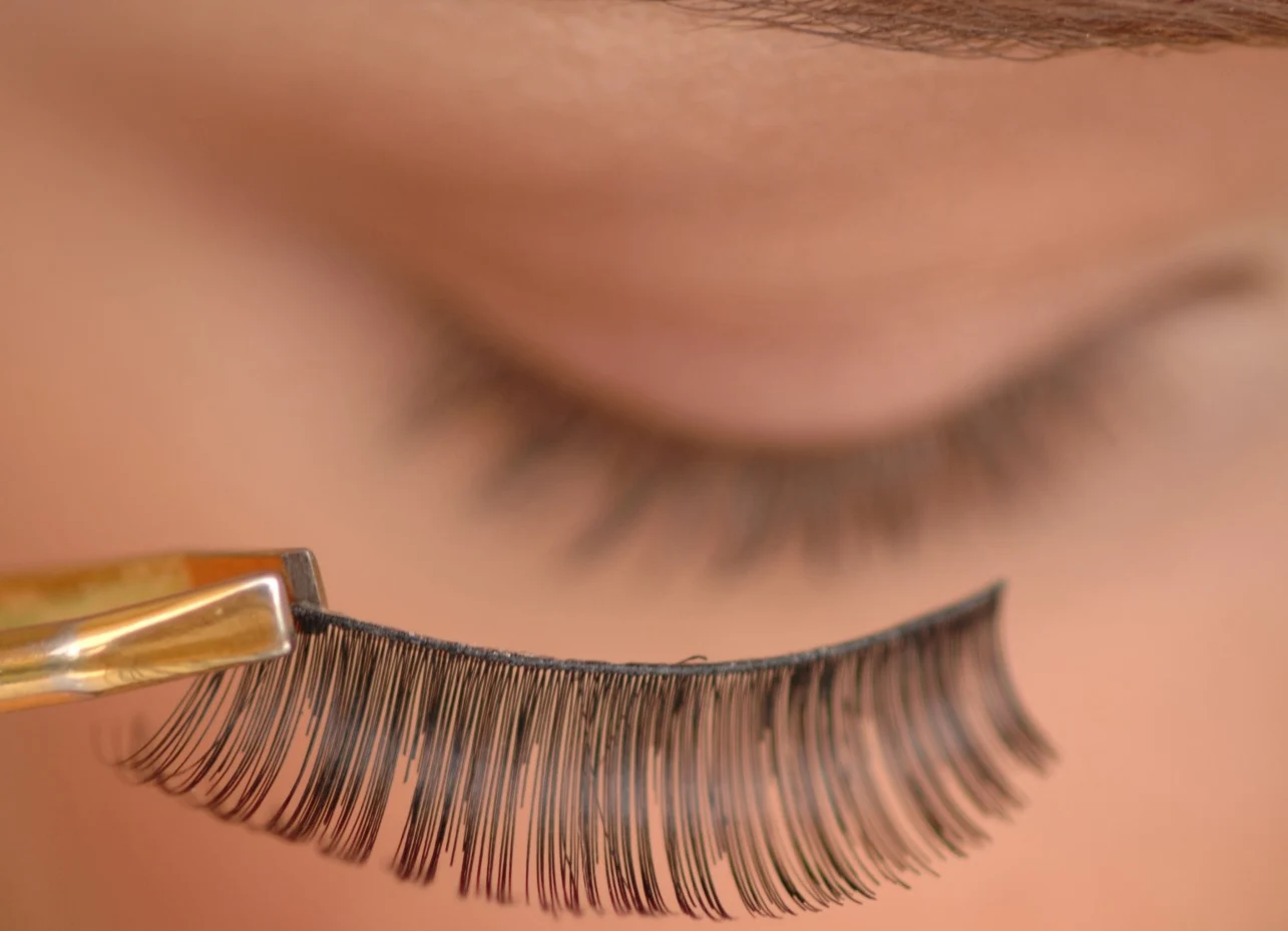 Tot mai multe adolescente ajung la spital din cauza genelor false. Medicii trag un semnal de alarmă