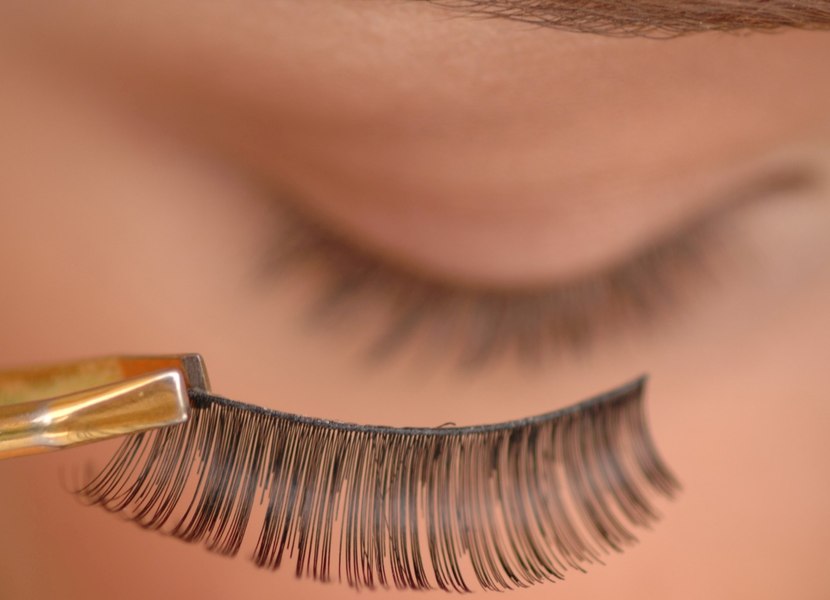 Tot mai multe adolescente ajung la spital din cauza genelor false. Medicii trag un semnal de alarmă