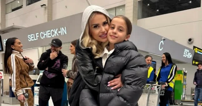 Anda Adam și fiica, Evelyn, îmbrățișate la aeroport foto: Instagram 