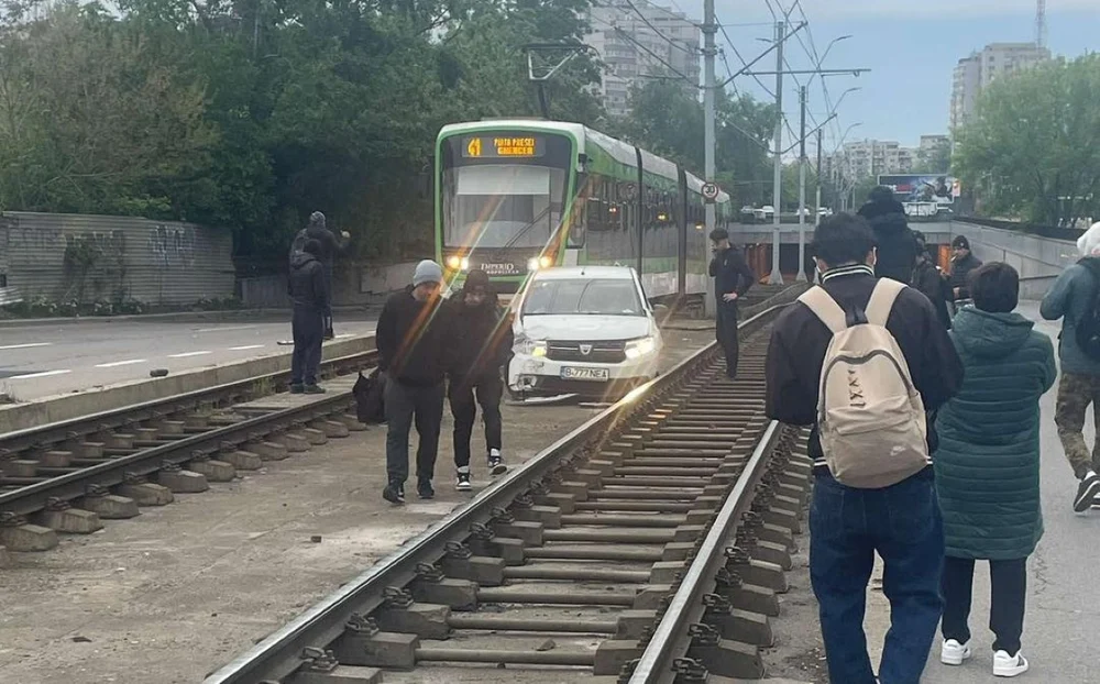 Val de ironii la imaginea cu o maşină care a „aterizat” între două linii de tramvai: „Cum ai ajuns acolo, cumetre?”/ „Îndemanare, calm, precizie”