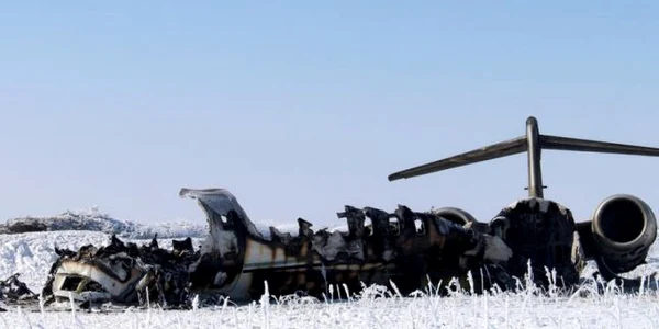 Epava avionului E-11A al Forţelor Aeriene ale SUA la o zi după ce a s-a prăbuşit în districtul Deh Yak din Ghazni Afganistan FOTO EPA-EFE / STR
