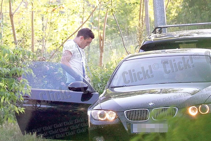 După ce s-a urcat  în maşina amantei,  Claudiu a sărutat-o cu foc