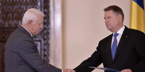 Preşedintele Klaus Iohannis îl felicită pe Teodor Viorel Melescanu  dupa depunerea jurământului de investitură în funcţia de ministru al Afacerilor Externe FOTO Mediafax / Alexandru Dobre
