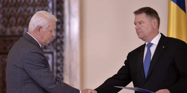 Preşedintele Klaus Iohannis îl felicită pe Teodor Viorel Melescanu  dupa depunerea jurământului de investitură în funcţia de ministru al Afacerilor Externe FOTO Mediafax / Alexandru Dobre