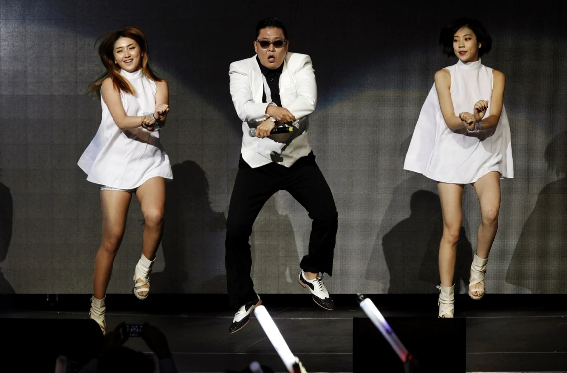 Psy
a devenit cunoscut pentru mişcările inspirate din călărie, prin
care parodiază viaţa bogătaşilor dintr-un cartier exclusivist din
Seul FOTO Reuters