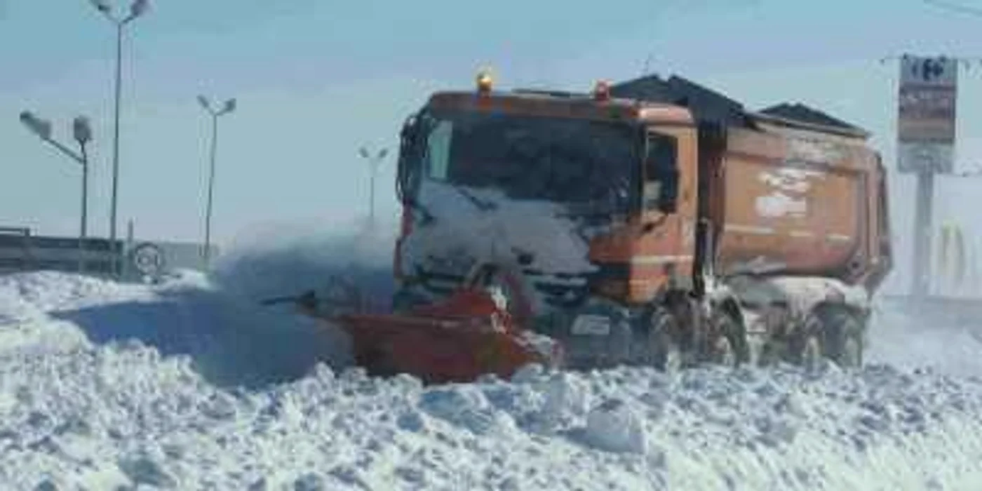 Utilajele lucrează pentru deblocaea drumurilor