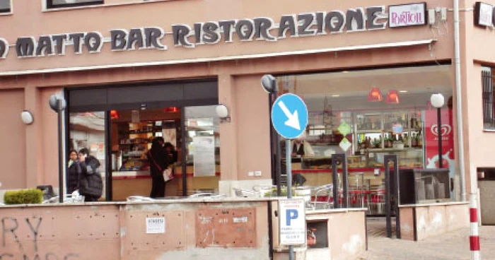 Barul se află într-o zonă industrială de la periferia Romei şi este frecventat de muncitori străini