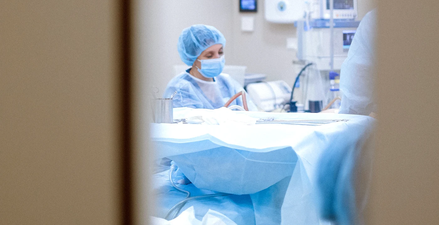 O fetiță de trei ani a învins o tumoră de 5 cm și s-a detubat singură după operație / Foto: Pexels