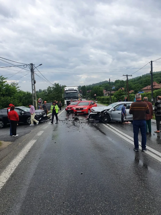 Accident pe DN 7 - Dealul Negru în Vâlcea cu blocarea traficului total între Vâlcea şi Argeş Foto Adevărul