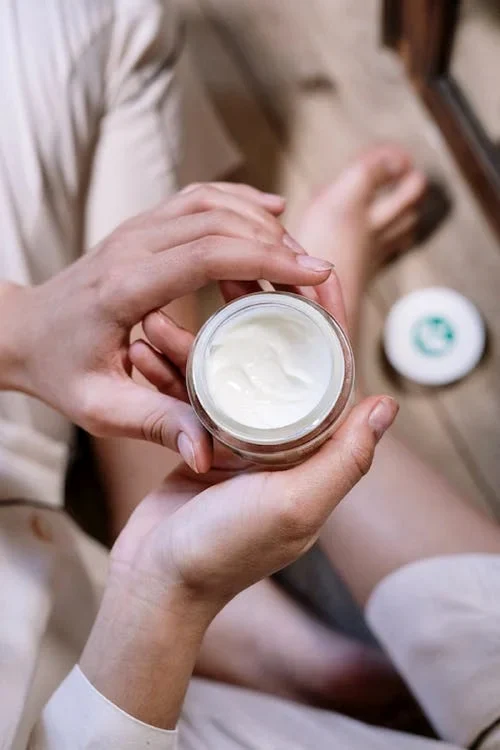 Crema de ochi aplicată în jurul buzelor previne apariția ridurilor / foto: Pexels 