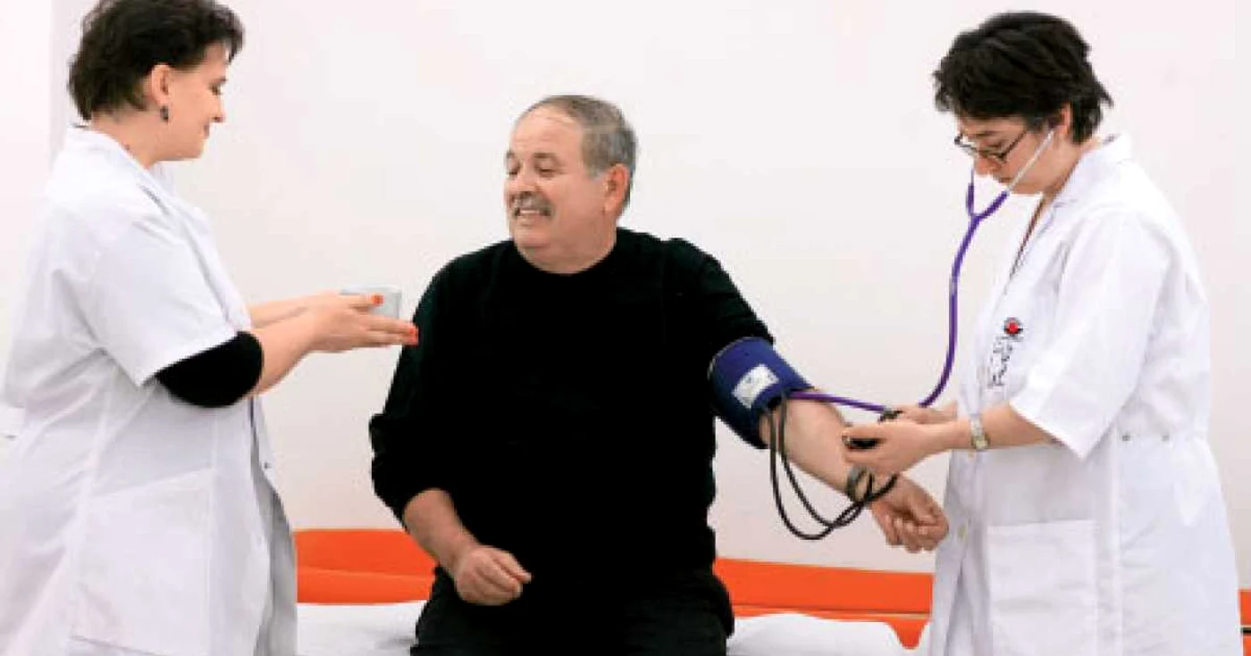 Nicolae Urbean încearcă să scape  de operaţia de hernie combinând tratamentul clasic  cu o terapie complementară
