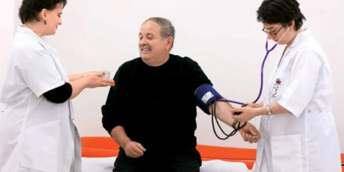 Nicolae Urbean încearcă să scape  de operaţia de hernie combinând tratamentul clasic  cu o terapie complementară