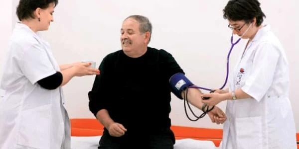 Nicolae Urbean încearcă să scape  de operaţia de hernie combinând tratamentul clasic  cu o terapie complementară
