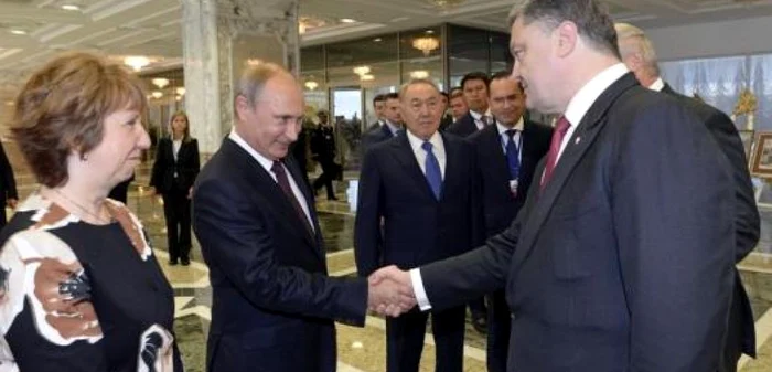 Vladimir Putin şi Petro Poroşenko, pe 6 iunie 2014, cu ocazia comemorării a 100 de ani de la debarcarea din Normandia, ceremonie desfăşurată la Ouistreham, în vestul Franţei FOTO Reuters
