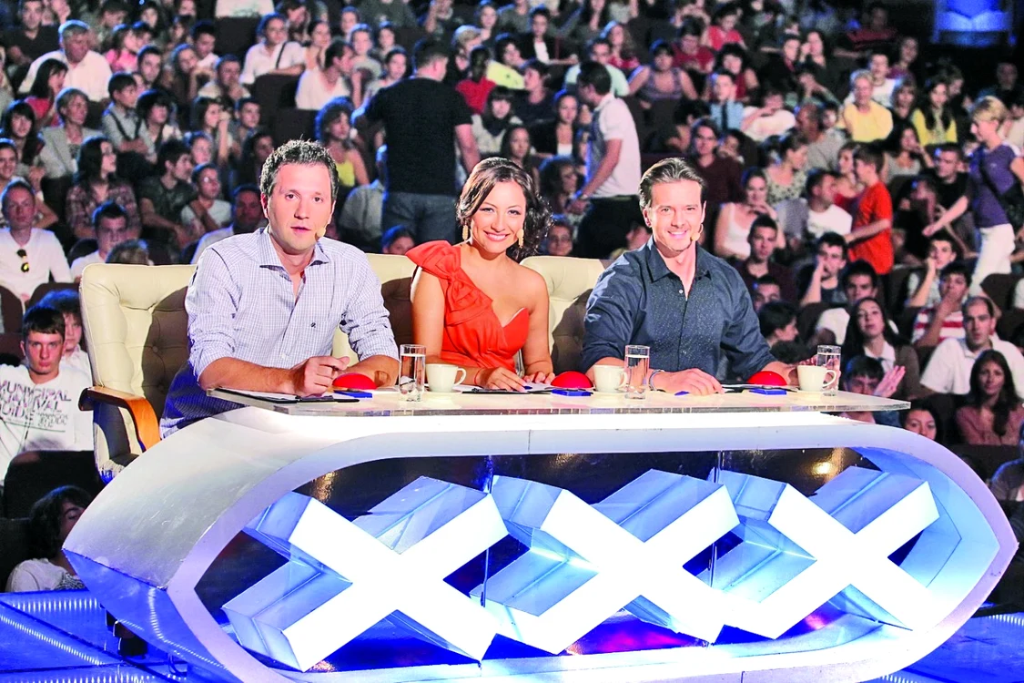 Juriul de la „Românii
au talent“ este format dintr-un prezentator TV (Andi Moisescu), o cântăreaţă
(Andra) şi un dansator (Mihai Petre)