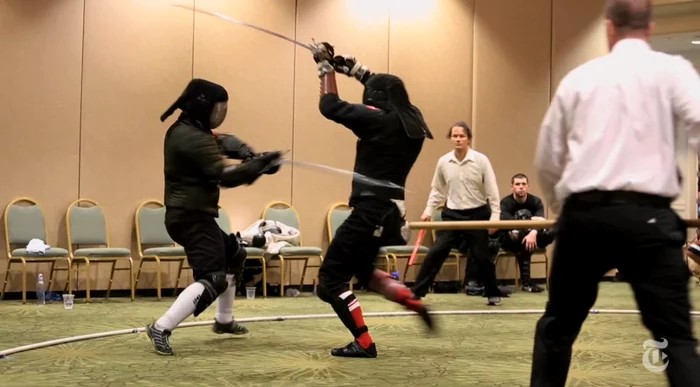 Concurenţii se duelează în competiţii organizate