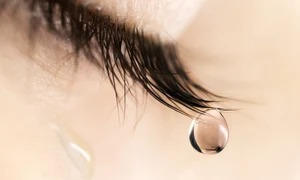 femeia care plânge cu lacrimi de cristal jpg