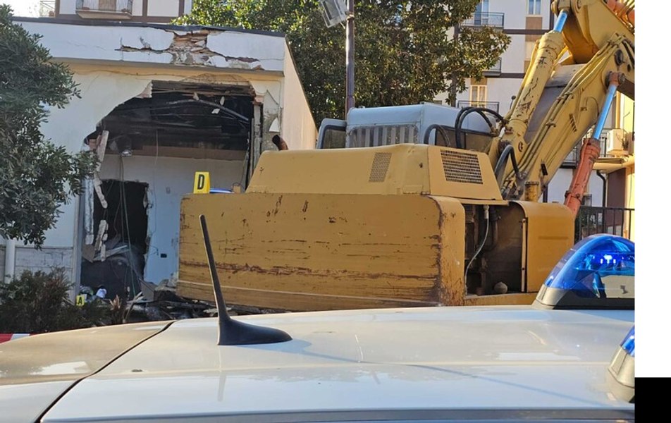 Spargere dată cu excavatorul la un oficiu poștal din Italia: „Este teribil, era ziua de încasare a pensiilor”