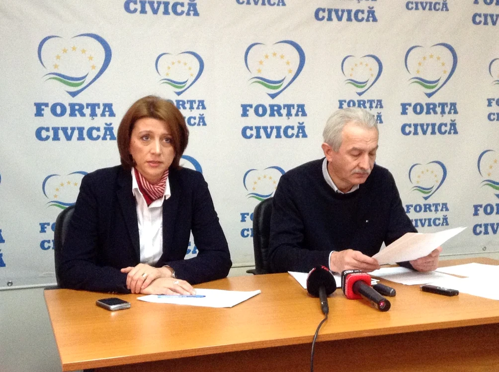 Teodor Mărieş (dreapta) alături de Smaranda Vornicu, vicepreşedinte şi purtător de cuvânt al FC                                                                                                             FOTO: Andreea Şaguna