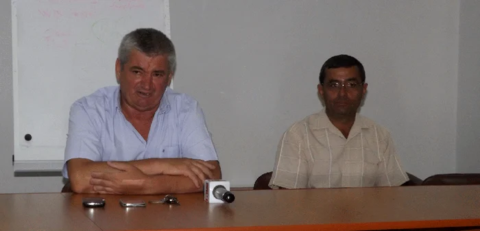 Alexandru Tănase (FOTO stânga) alături de Bebe Piciorgros - Sindicatul de la Mina Husnicioara, în cadrul unei conferinţe de presă  FOTO Corina Macavei