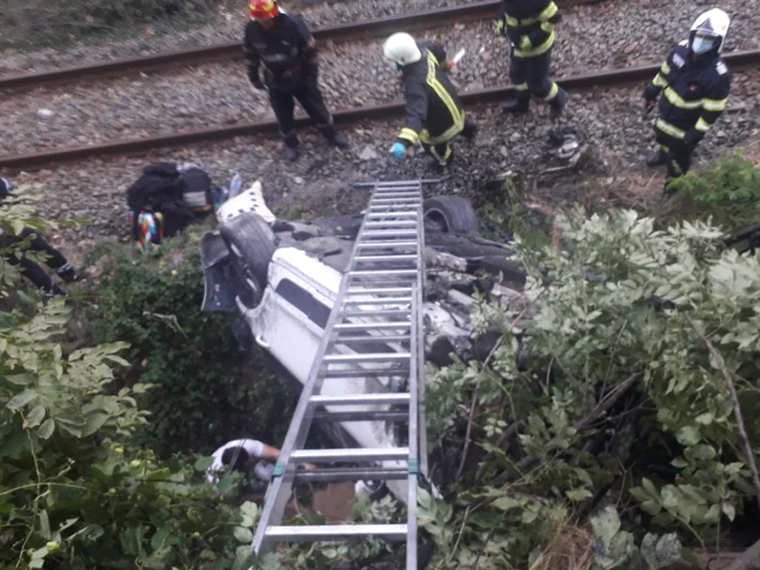 Maşină căzută de pe centura staţiunii Călimăneşti - Vâlcea pe terasamentul căii ferate Foto Adevărul