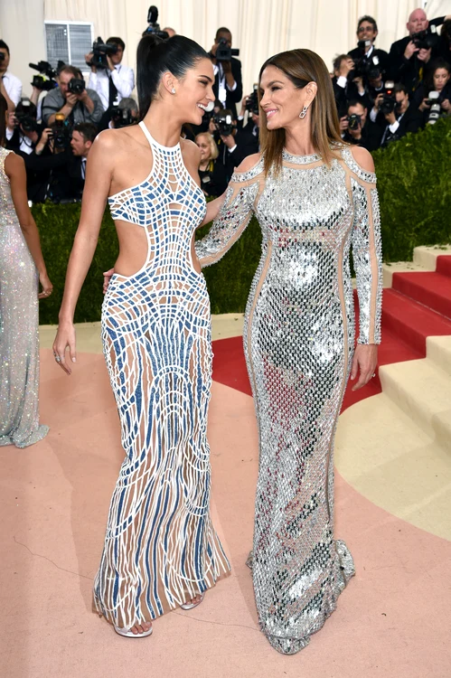 Cindy Crawford și Kendall Jenner la Met Gala 2016