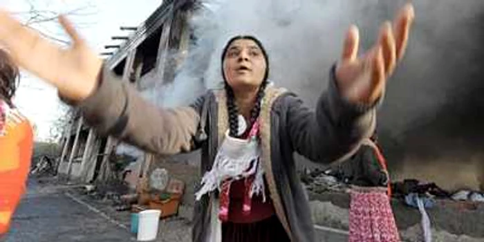 Manifestanţii au dat foc la circa 20 de adăposturi improvizate şi barăci