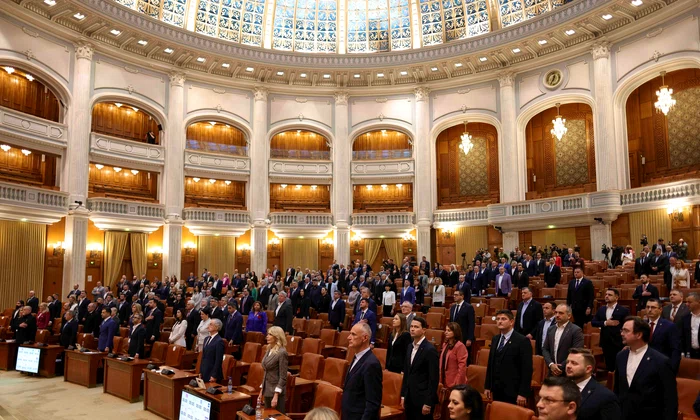 INSTANT PARLAMENT CITIRE MOTIUNE 00 INQUAM Photos Octav Ganea jpg
