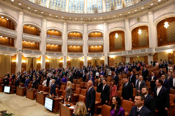 INSTANT PARLAMENT CITIRE MOTIUNE 00 INQUAM Photos Octav Ganea jpg
