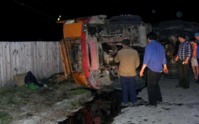 Târgu-Jiu: Camion cu lemne răsturnat la Peştişani