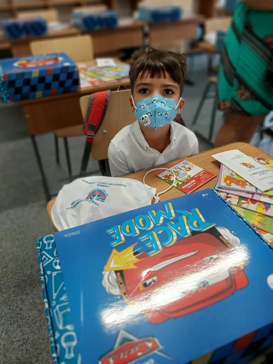 Masca de protecție trebuie să acopere perfect atât nasul, cât și gura. Nu se poartă sub bărbie!