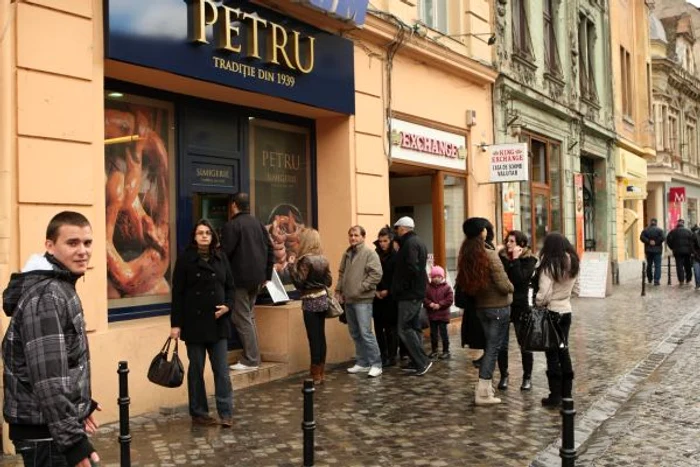 Braşovenii stau la coadă pentru un covridog Foto: Stelian Grăjdan