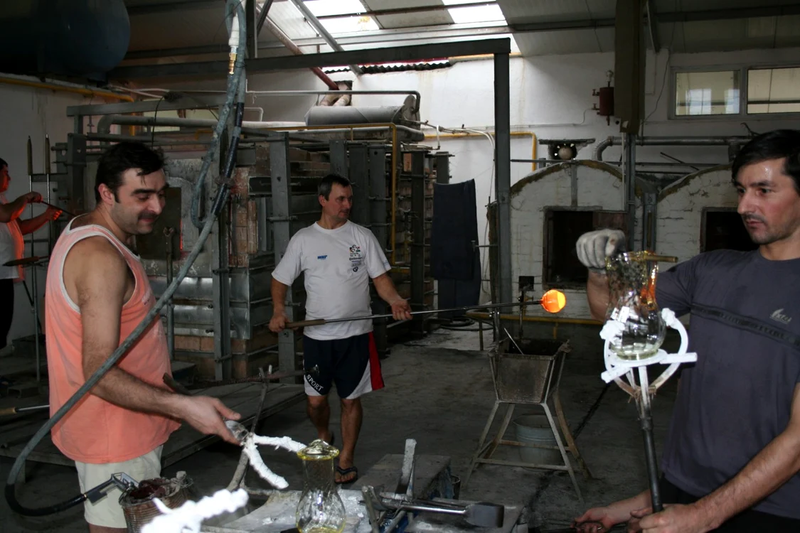 Cei 37 de meşteri sticlari din Dorohoi împodobesc casele nordicilor de Crăciun : foto Adevărul