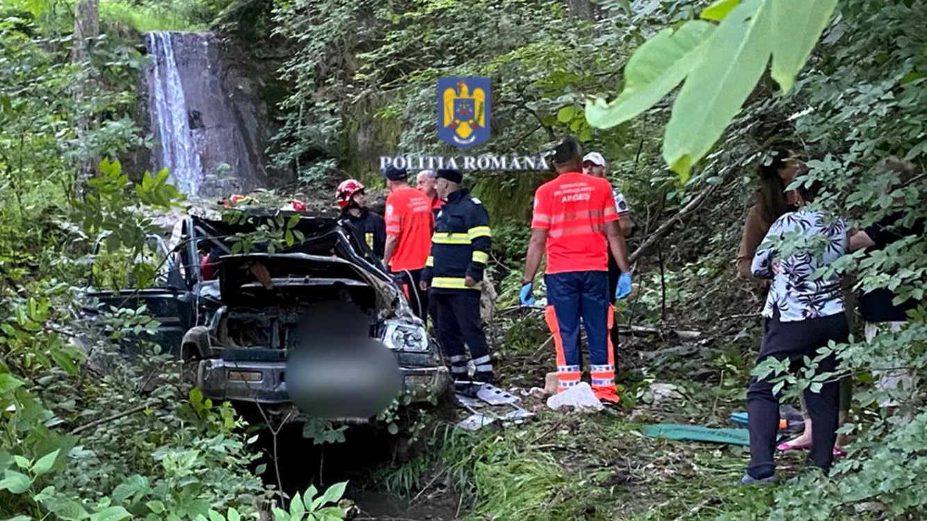 Mașina a căzut într-o râpă. FOTO IPJ Argeș