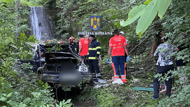 O mașină a căzut în gol, pe Transfăgărășan. Manevra periculoasă făcută de șofer și defecțiunea care a provocat accidentul