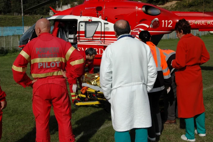 Victima accidentului a fost transportată la un spital din Craiova (FOTO: Adevărul)