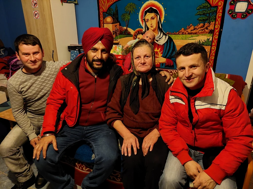 Avtar Hartur s-a simţit  excelent alături de  prietenii din Apuseni. Foto: Facebook