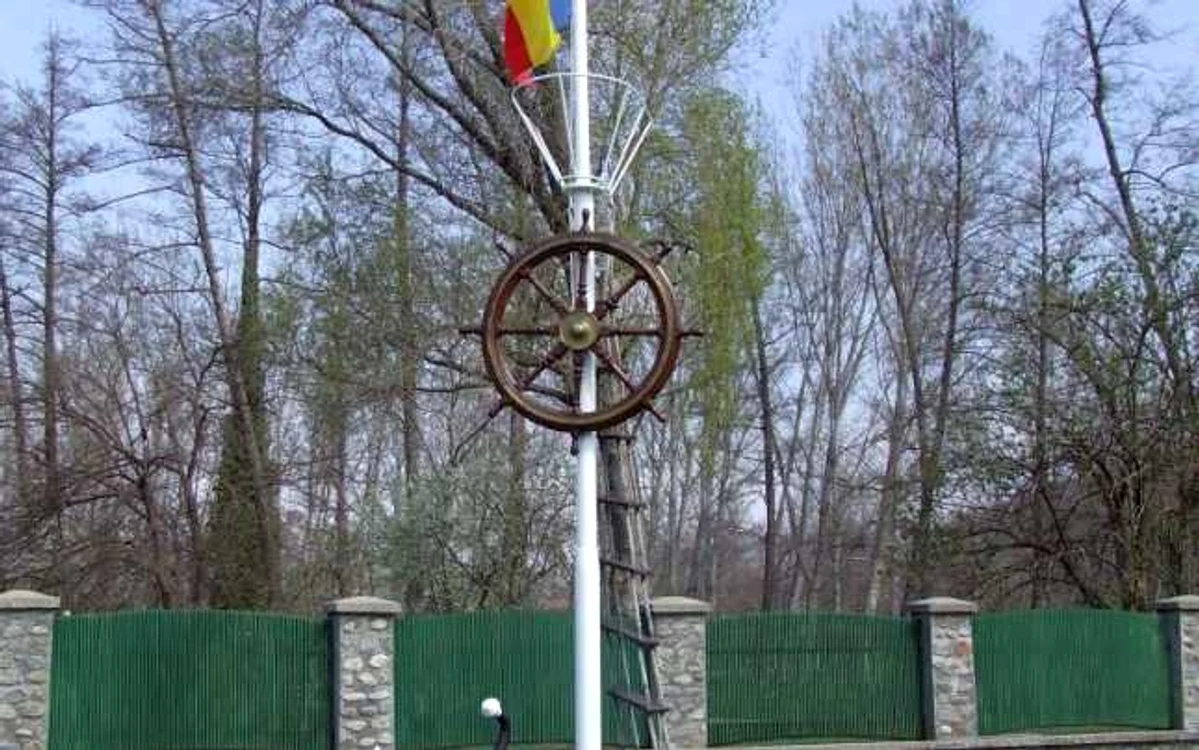 Mănăstirea Dintr-un Lemn a devenit loc de închinăciune pentru marinarii şi aviatorii din România