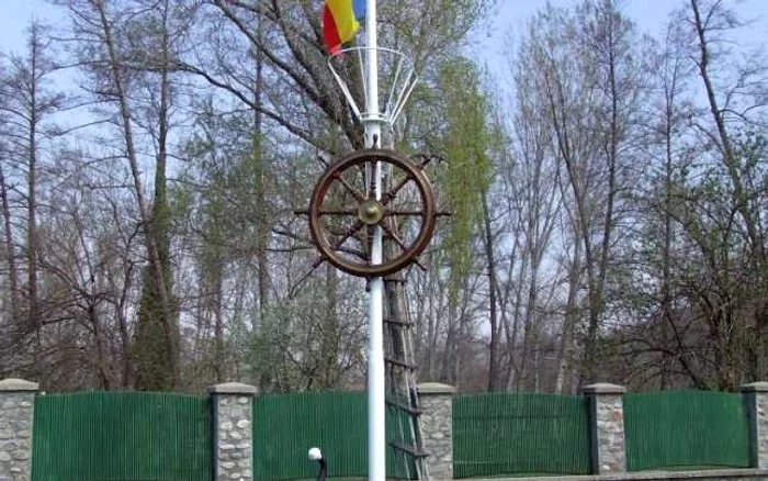 Mănăstirea Dintr-un Lemn a devenit loc de închinăciune pentru marinarii şi aviatorii din România