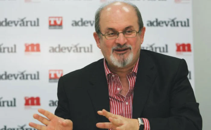 Salman Rushdie a acordat un autograf redacţiei ziarului Adevărul