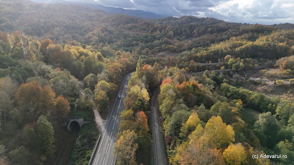 Zona Merisor Crivadia, traversata de calea ferata Simeria Petroșani  Foto Daniel Guță (50) JPG