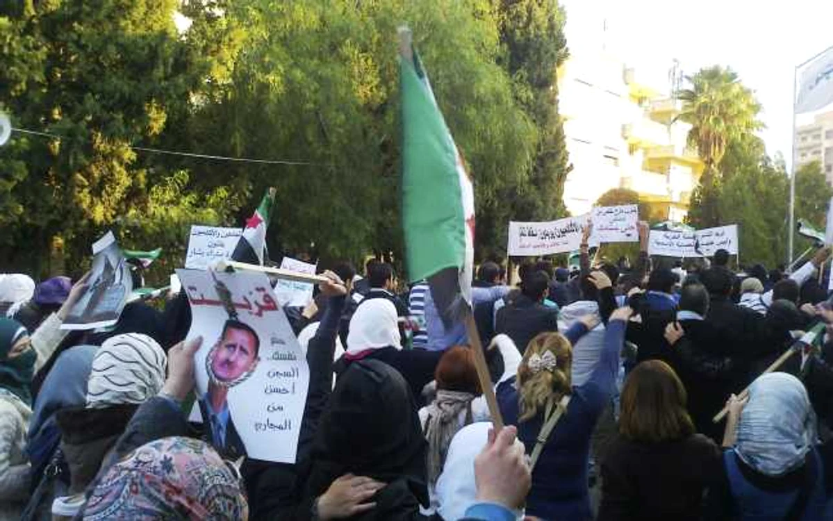 FOTO REUTERS: Proteste ale sirienilor la adresa regimului Bashar al Assad