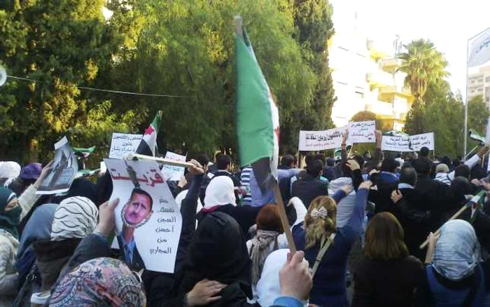 FOTO REUTERS: Proteste ale sirienilor la adresa regimului Bashar al Assad