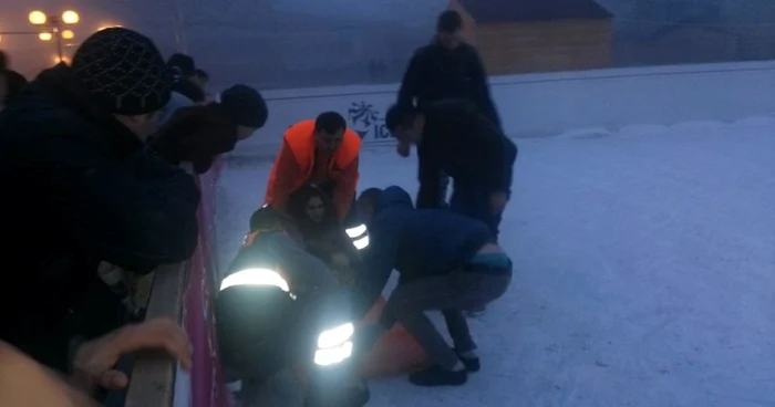 Sanitarii au luat-o cu targa pe tânără la spital FOTO: Tiberiu Condrea