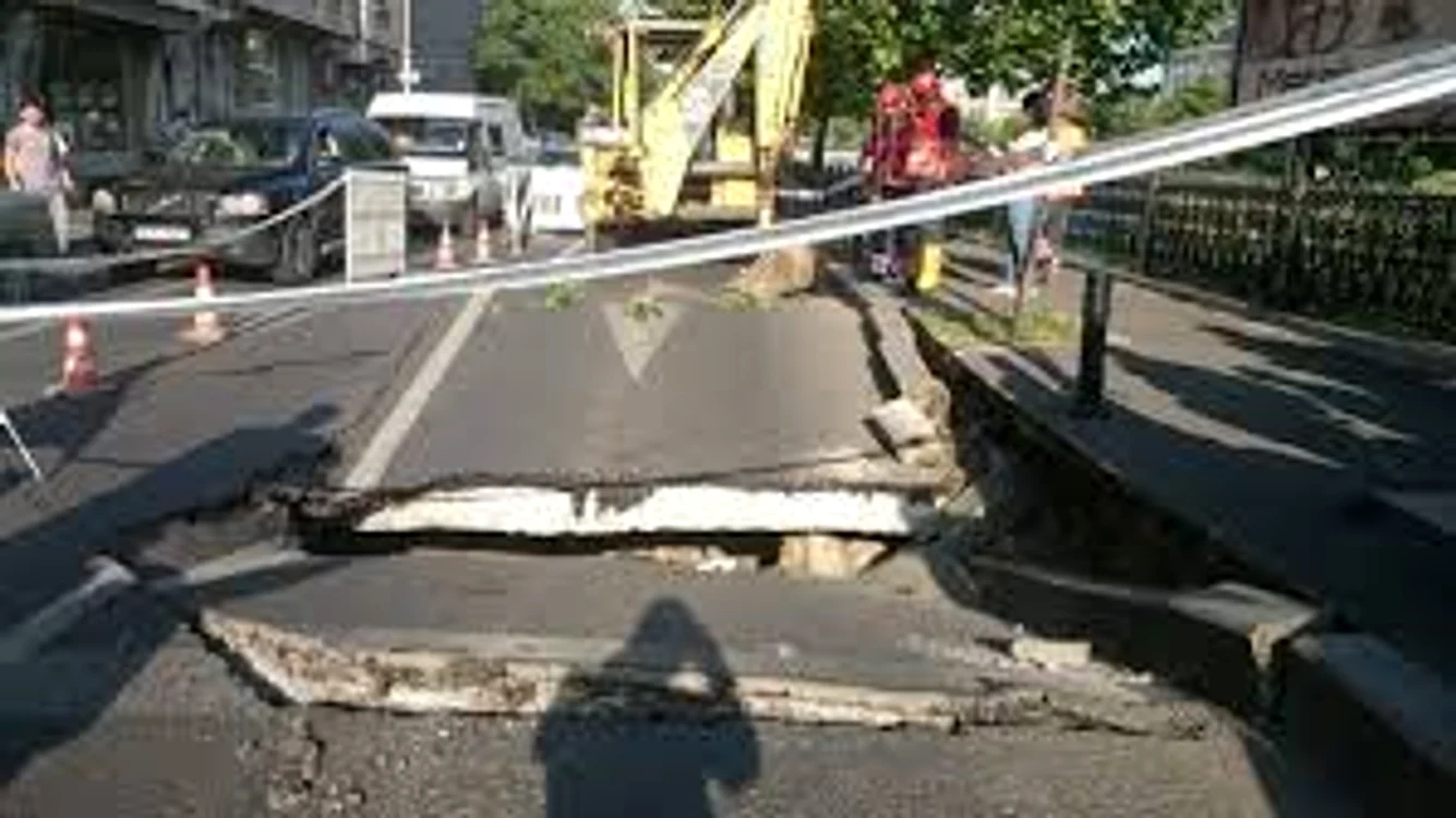 
    La sfârșitul anului trecut în zona Eroilor a apărut o imensă groapă după ce o ”cârtiță” a săpat greșit la tunelul de metrou  