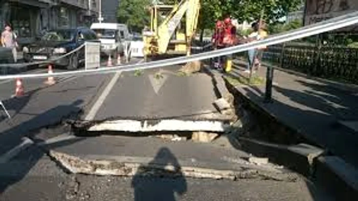 La sfârșitul anului trecut în zona Eroilor a apărut o imensă groapă după ce o ”cârtiță” a săpat greșit la tunelul de metrou